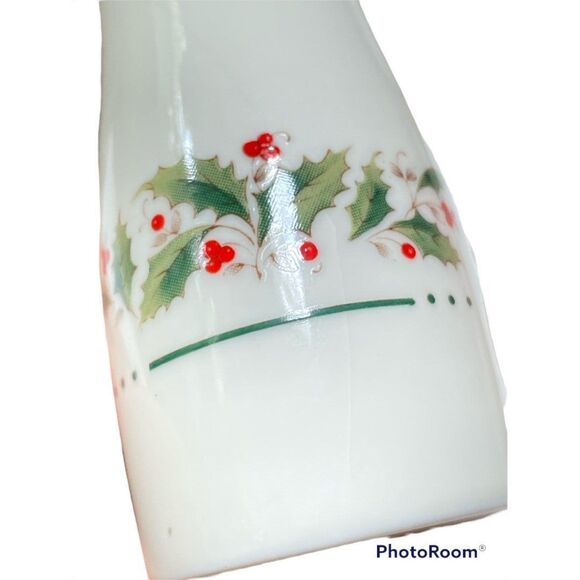 Vtg Yuletide White and Holly Berry & gold trim Christmas Salt and Pepper Shakers - Picture 9 of 9
